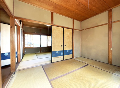 【和室】 | 上京区御前通下立売上る三丁目東入三助町　中古戸建 | 【和室6.3帖：西側】どのお部屋にも収納部分があり、お部屋が広く使えます。扉を開放すれば12帖以上の広々としたスペースになります。