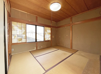【和室】 | 上京区御前通下立売上る三丁目東入三助町　中古戸建 | 【和室6.3帖：東側】こちらの和室も4枚の窓があり、外は物干しスペースになっています。もちろん収納もございます。