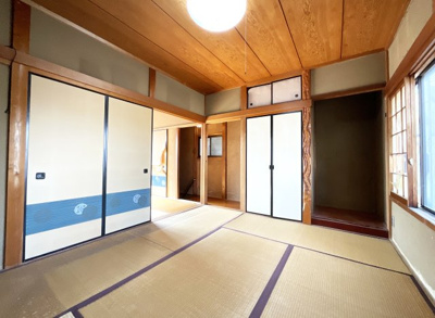 【和室】 | 上京区御前通下立売上る三丁目東入三助町　中古戸建 | 【和室6.3帖：東側】続き間ではありますがそれぞれのお部屋に扉があり、独立したお部屋としてもお使い頂けます。