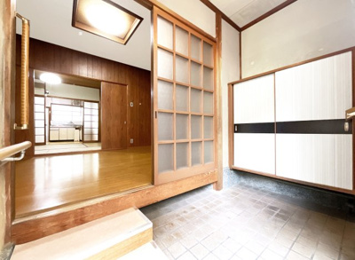 【玄関】 | 上京区御前通下立売上る三丁目東入三助町　中古戸建 | 玄関スペースに余裕があります。リフォームの相談はお気軽にどうぞ！些細な事でもなんなりとお聞き下さい。