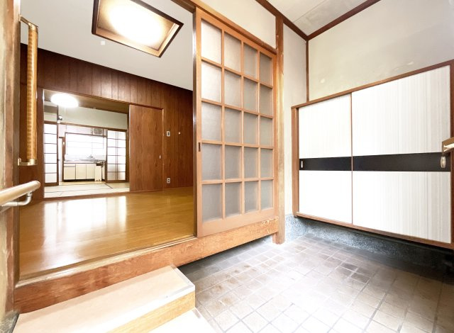【玄関】 | 上京区御前通下立売上る三丁目東入三助町　中古戸建 | 玄関スペースに余裕があります。リフォームの相談はお気軽にどうぞ！些細な事でもなんなりとお聞き下さい。