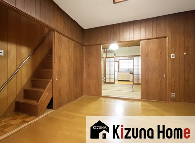 【洋室】 | 上京区御前通下立売上る三丁目東入三助町　中古戸建 | 【洋室6帖】玄関を入ってすぐのお部屋は洋室です。6帖の広さがあり扉の奥には、和室6帖とDKがあります。