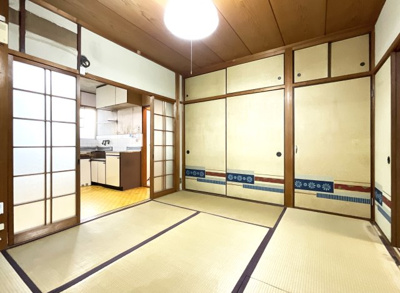 【和室】 | 上京区御前通下立売上る三丁目東入三助町　中古戸建 | 【和室6帖】奥にある和室は収納がたっぷりあるので助かります。こちらの和室も6帖のスペースがあります。