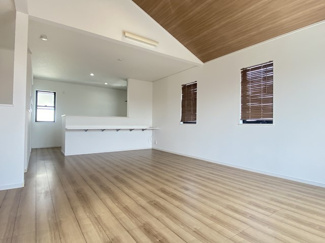 【居間・リビング】 | 綾瀬市深谷上5丁目 中古戸建て | LDK20帖別角度