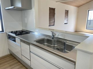 【キッチン】 | 綾瀬市深谷上5丁目 中古戸建て | 食洗機・三口ガスコンロ　※経年・使用に伴う汚損・性能低下等があります