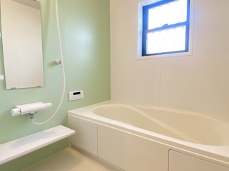 【浴室】 | 綾瀬市深谷上5丁目 中古戸建て | 浴室に窓あり　※経年・使用に伴う汚損・性能低下等があります