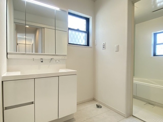 【洗面所】 | 綾瀬市深谷上5丁目 中古戸建て | 三面鏡付洗髪洗面化粧台　※経年・使用に伴う汚損・性能低下等があります