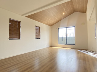 【居間・リビング】 | 綾瀬市深谷上5丁目 中古戸建て | 4面採光：LDK20帖