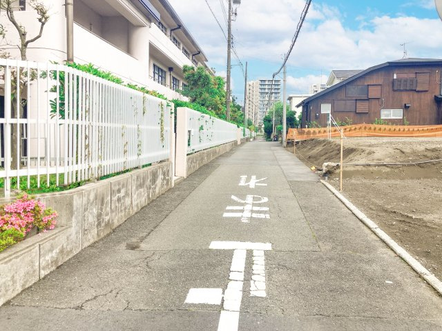 宅地分譲［藤沢市片瀬海岸２丁目］の前面道路含む現地写真