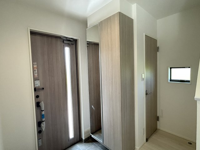 上中町中原建売①の玄関