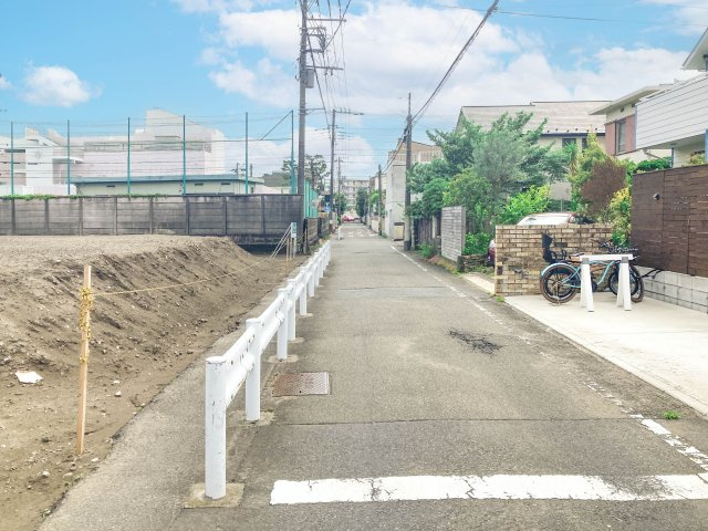 宅地分譲［藤沢市片瀬海岸２丁目］の前面道路含む現地写真