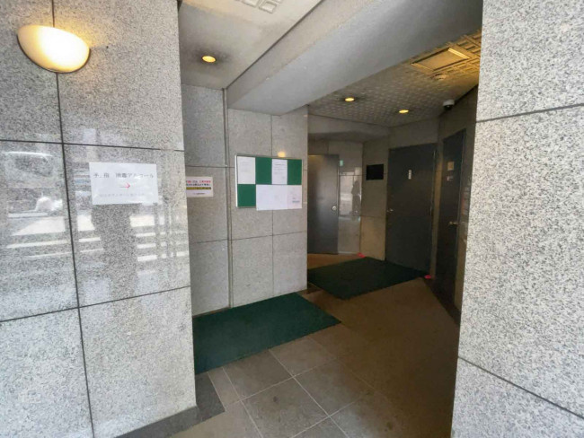 クレール麹町のエントランス