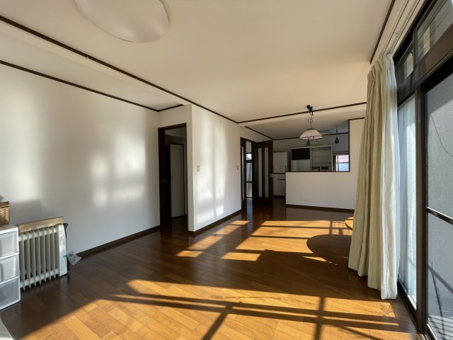 須賀川市和田弥六内　中古戸建　第三小・第三中の居間・リビング|リビングからの出入り口が2ヶ所ございますので、壁を増設することによりお部屋数を増やすことも可能です。