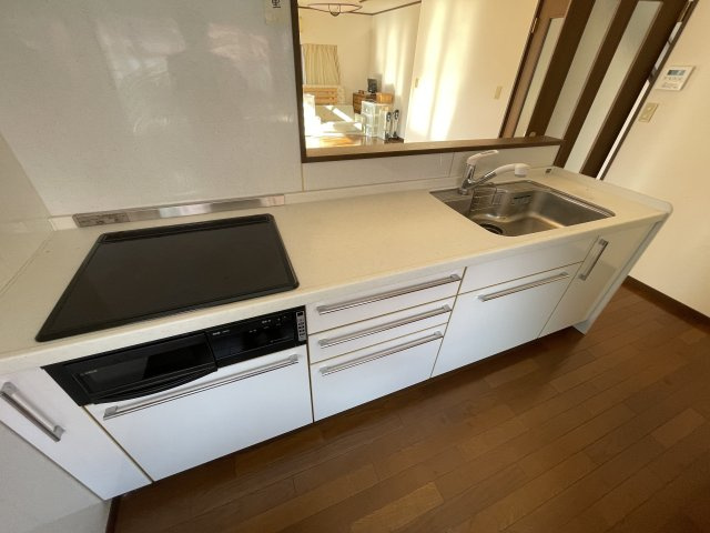 須賀川市和田弥六内　中古戸建　第三小・第三中のキッチン|こちらの対面キッチンは手元が見えないので、急な来客があっても安心ですね♪