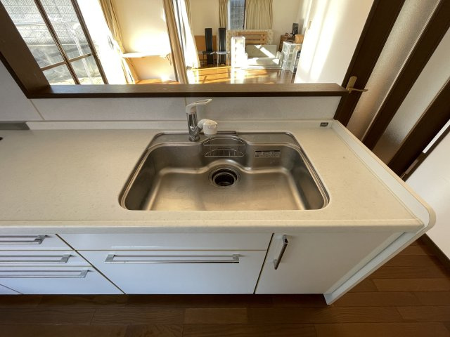 須賀川市和田弥六内　中古戸建　第三小・第三中のキッチン|カップボードはこのままお譲りしご利用いただくことも可能です。