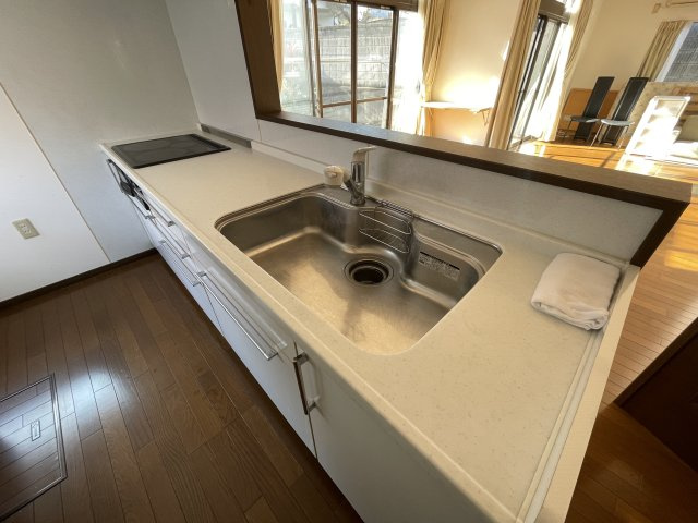 須賀川市和田弥六内　中古戸建　第三小・第三中のキッチン|清潔感のあるホワイトキッチン。