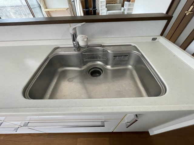 須賀川市和田弥六内　中古戸建　第三小・第三中のその他|作業スペースも洗い場も広い為、ご家族が多くても来客が多くても安心な広いキッチン。