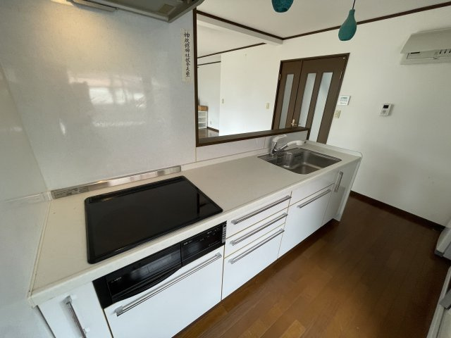 須賀川市和田弥六内　中古戸建　第三小・第三中のキッチン|キッチン後ろにも窓があるため、朝日がたっぷり入り込み明るいキッチンです。
