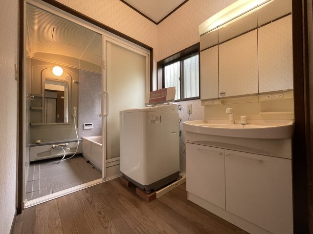 須賀川市和田弥六内　中古戸建　第三小・第三中のその他|浴室・洗面所と段差が無いフラットな床なのでどのご家族にも優しい造り。洗濯機は今後撤去致します。