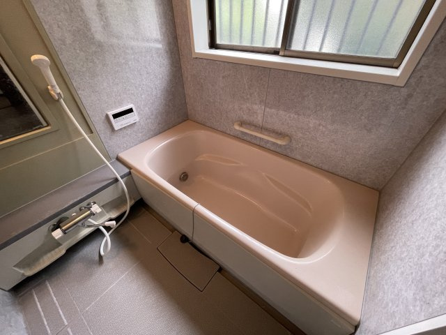 須賀川市和田弥六内　中古戸建　第三小・第三中の浴室|足を延ばして入れる一坪風呂。こちらの窓にも格子がついているので防犯対策も安心です。