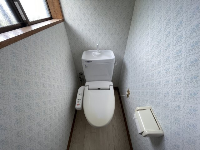 須賀川市和田弥六内　中古戸建　第三小・第三中のトイレ|トイレにも小窓付で換気採光◎