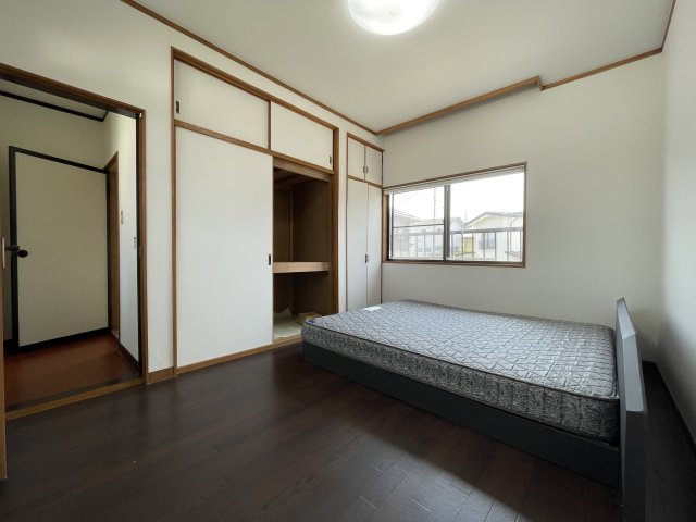 須賀川市和田弥六内　中古戸建　第三小・第三中の洋室|二面採光で通風◎のお部屋です。収納もたっぷりですね