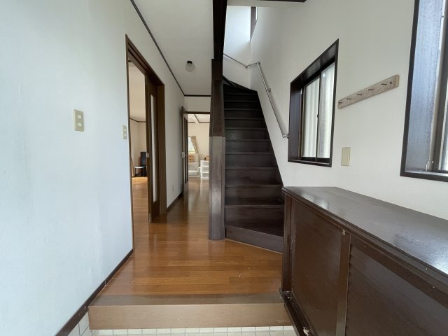 須賀川市和田弥六内　中古戸建　第三小・第三中の玄関|廊下からリビングには2ヶ所のドアから出入り可能です。家事動線も良く、必要があれば間仕切りを設置し居室として一部屋増やすことも可能です。