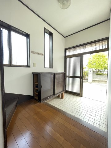 須賀川市和田弥六内　中古戸建　第三小・第三中の玄関|明るい広い玄関。