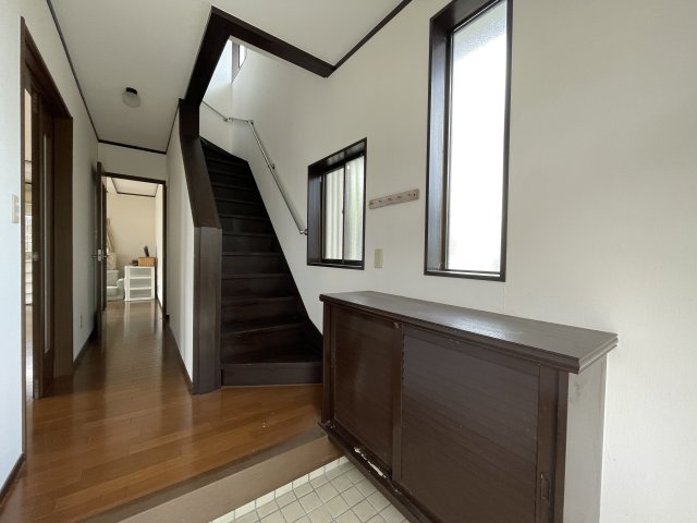 須賀川市和田弥六内　中古戸建　第三小・第三中の玄関|毎日帰宅するのが楽しくなる素敵なお家をお選び下さい♪お好きな雰囲気へクロス張替えやリフォーム工事のお手伝いも致します！