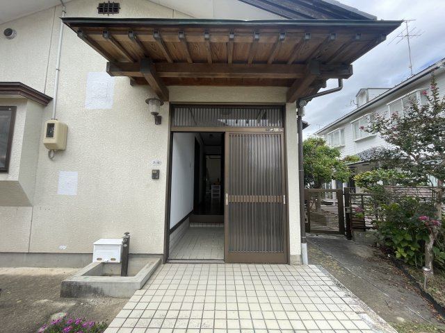 須賀川市和田弥六内　中古戸建　第三小・第三中の玄関|引戸タイプの玄関はすりガラスなので、目線が気にならず手を挟む心配もございません。