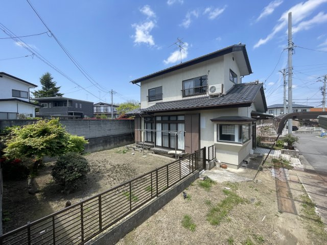 須賀川市和田弥六内　中古戸建　第三小・第三中の前面道路含む現地写真|フェンスを取り除けばお庭が広く利用できます。
駐車場スペースとしても活用可能です！
