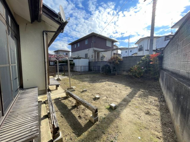 須賀川市和田弥六内　中古戸建　第三小・第三中の庭|フェンスが設置されているのでこのままペットのドッグランとしても利用可能。小さなお子様も自由にのびのび遊べます♪