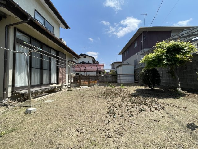 須賀川市和田弥六内　中古戸建　第三小・第三中の庭|陽当たりも良く静かでひろーいお庭がこちらの物件のアピールポイントです！！
ぜひ一度ご内覧下さい。