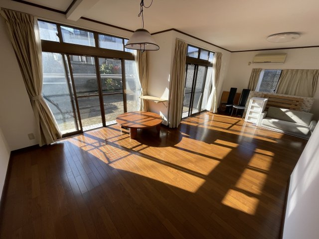 須賀川市和田弥六内　中古戸建　第三小・第三中の居間・リビング|広い南庭が見渡せる大きな窓。太陽光もたっぷり入り込み明るくしずかで気持ちよいリビング♪