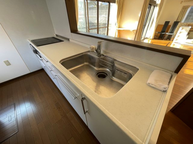 須賀川市和田弥六内　中古戸建　第三小・第三中のキッチン|対面キッチンなので、ご家族の様子を見ながらお料理が出来ます。コミュニケーションがとりやすい間取りですね♪