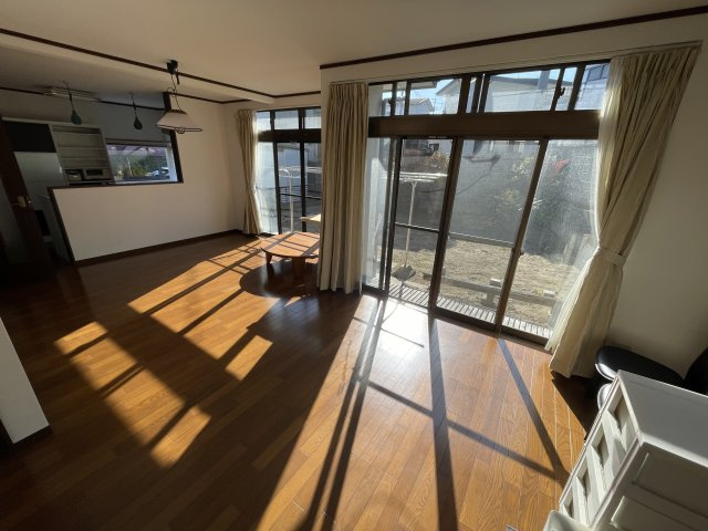 須賀川市和田弥六内　中古戸建　第三小・第三中の居間・リビング|三面採光でとても明るく通風も◎お庭で遊ぶお子様、ペットの様子を見ながらリビングでまったりと♪