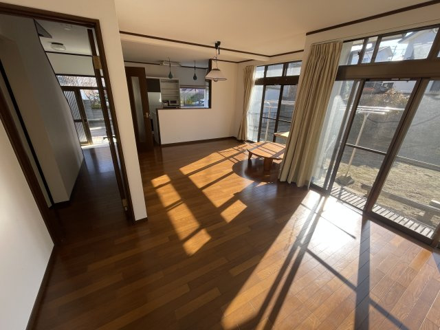 須賀川市和田弥六内　中古戸建　第三小・第三中の居間・リビング|リビング床は以前張替えしているのでそのまま利用できますが、ご希望があればリフォームのご提案も可能です！
