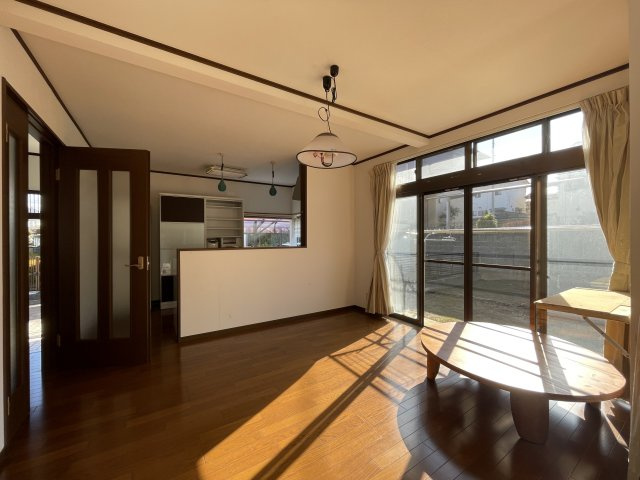 須賀川市和田弥六内　中古戸建　第三小・第三中の居間・リビング|大きな窓二面からはお庭が見渡せます。ガーデニングにて四季をお楽しみください♪