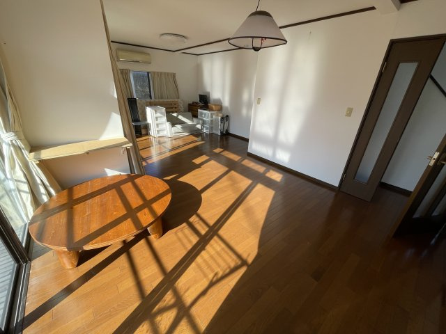 須賀川市和田弥六内　中古戸建　第三小・第三中の居間・リビング|写真では伝わらない建物の良さがございます。
ぜひ一度ご内覧してください！陽当たりの良さをご実感頂けます。