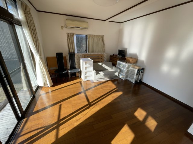 須賀川市和田弥六内　中古戸建　第三小・第三中の居間・リビング|一面アクセントクロスは貼って好みの雰囲気にリフォーム相談も可能です。どんな雰囲気のお部屋がお好みでしょうか♪