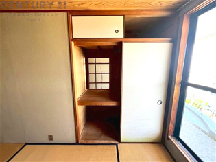 押入れは季節の衣類、寝具などを収納できます。伝統的な美しさと実用性が融合し、収納物を保護する調湿・換気効果があります。使い方によっては書類や小物なども効果的に整理でき空間を有効活用できます。