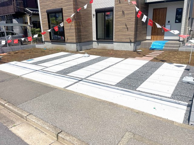 取手市西7期　新築戸建て　1号棟の駐車場|カースペースは3台完備。ゲスト用のスペースも確保できますね♪