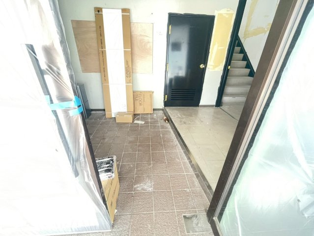 四郷町貸事務所のエントランス