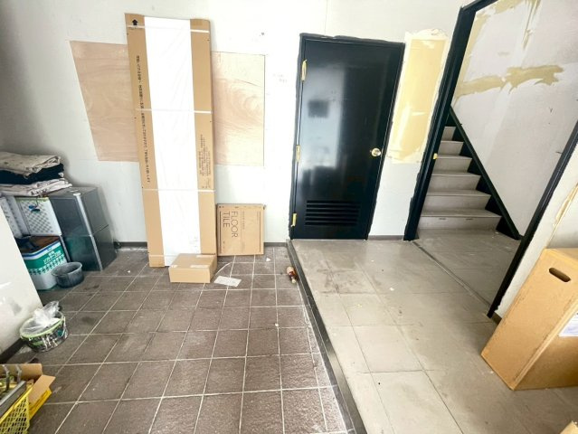 四郷町貸事務所のエントランス