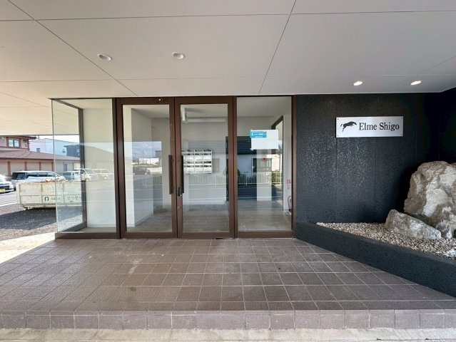 四郷町貸事務所のエントランス