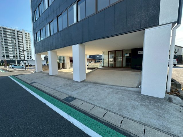四郷町貸事務所の駐車場