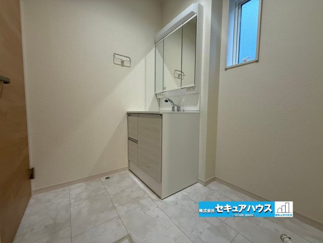 【今からご案内可能】豊明市大久伝町中 全7棟 2号棟 (月々70,000円台～)の独立洗面台|■洗面台・洗面所
収納スペースもバッチリなこちらの洗面台。忙しい朝の時間にお役立ち！化粧品やヘアケア用品など細かな物も鏡の裏に見えない収納可能です♪