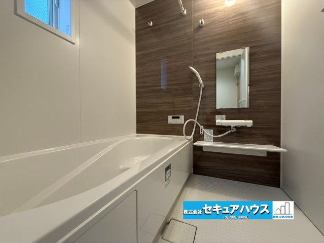 【今からご案内可能】豊明市大久伝町中 全7棟 2号棟 (月々70,000円台～)の浴室|■バスルーム
快適な使い心地とゆとりある空間が1日の疲れを解きほぐすバスルーム。空間も浴槽もゆったりのびのび使えるゆとり設計。広く感じるゆとり設計で快適なリラックスタイムを過ごせます。