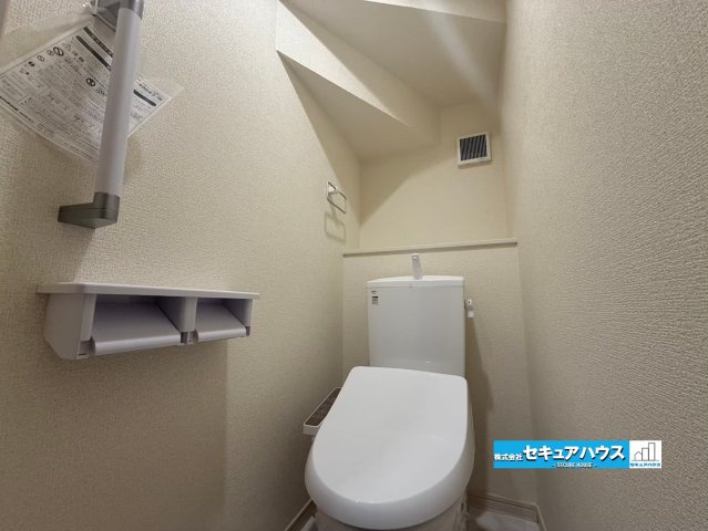 【今からご案内可能】豊明市大久伝町中 全7棟 2号棟 (月々70,000円台～)のトイレ|■トイレ
お掃除しやすい素材と機能にこだわった、シャープなフォルムのトイレはいつまでもキレイが続きます。少ない水量で洗浄できる、環境にもお財布にもやさしいエコなトイレです。