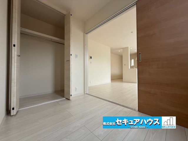 【今からご案内可能】豊明市大久伝町中 全7棟 2号棟 (月々70,000円台～)の洋室|■約3帖の洋室
LDK続きの洋室となり、空間を広く見せる、様々な用途に使えるなどのメリットがあります。また、子供の遊び場やワークスペース、来客時の寝室など、柔軟に活用できる点も魅力です。﻿